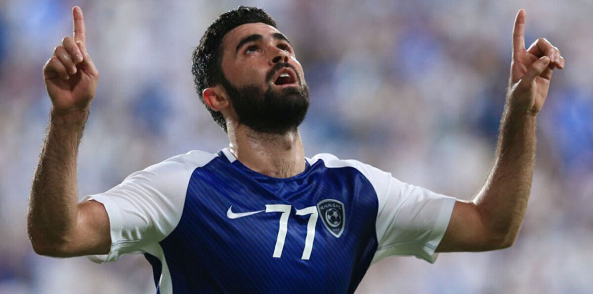 مباراة الهلال وبيروزي.. عمر خريبين يستفز حارس الفريق الإيراني (فيديو)