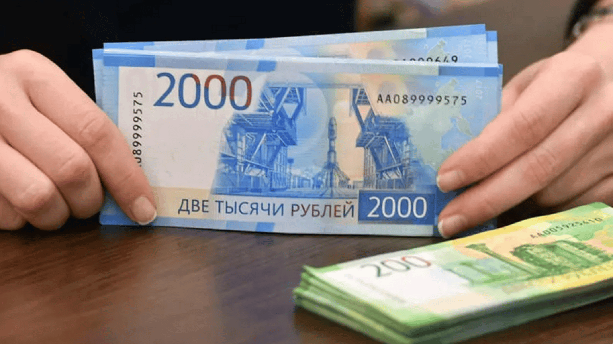 إيران تعلن رسميا بدء التعامل بالروبل الروسي