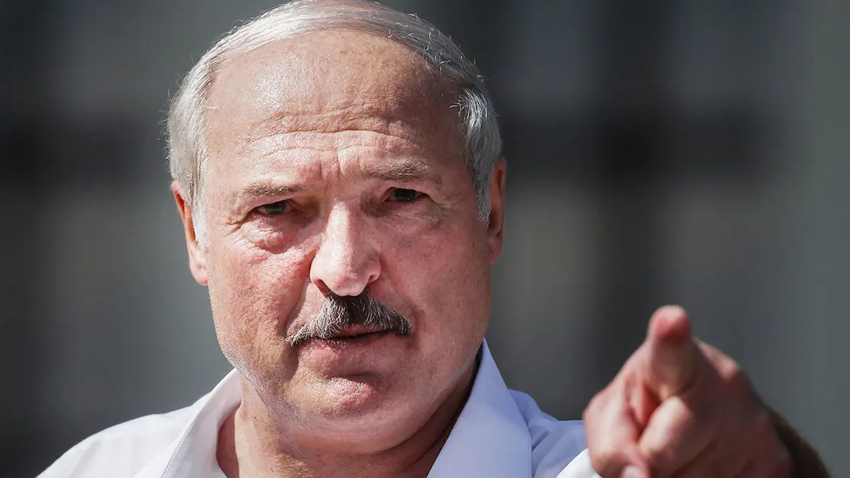 لوكاشينكو يثير جدلا بعد ظهوره وهو يرتدي سترة واقية من الرصاص ويحمل السلاح (فيديو)