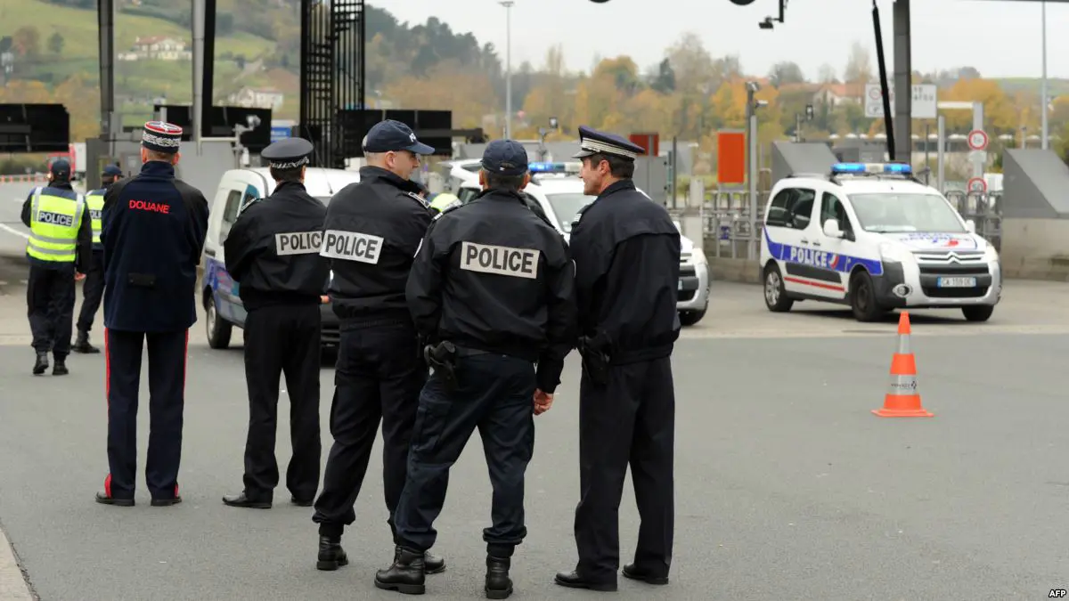 مراهق مسلح يطلق سراح 4 رهائن في جنوب فرنسا