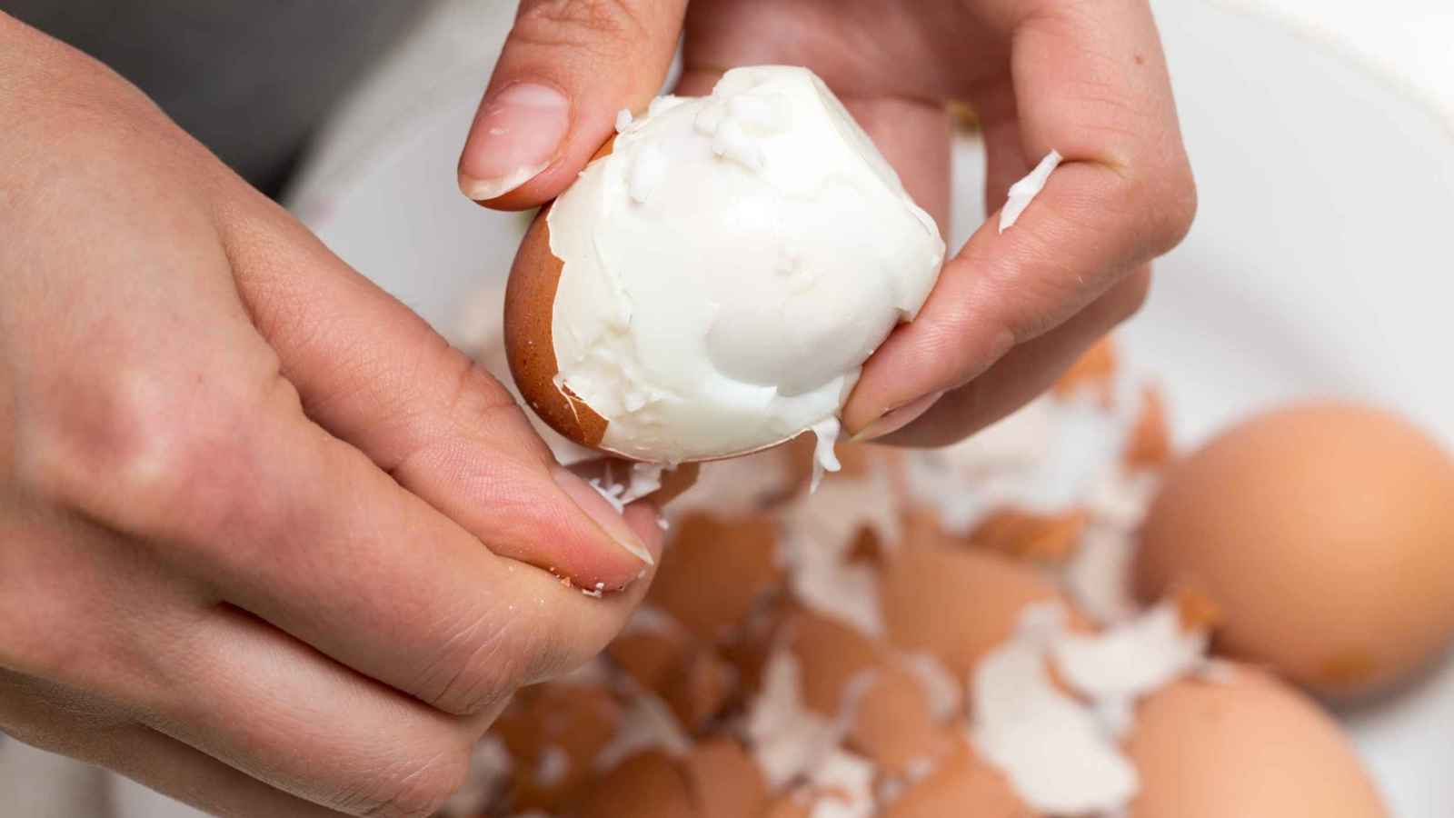 أفضل طريقة لتقشير البيض المسلوق