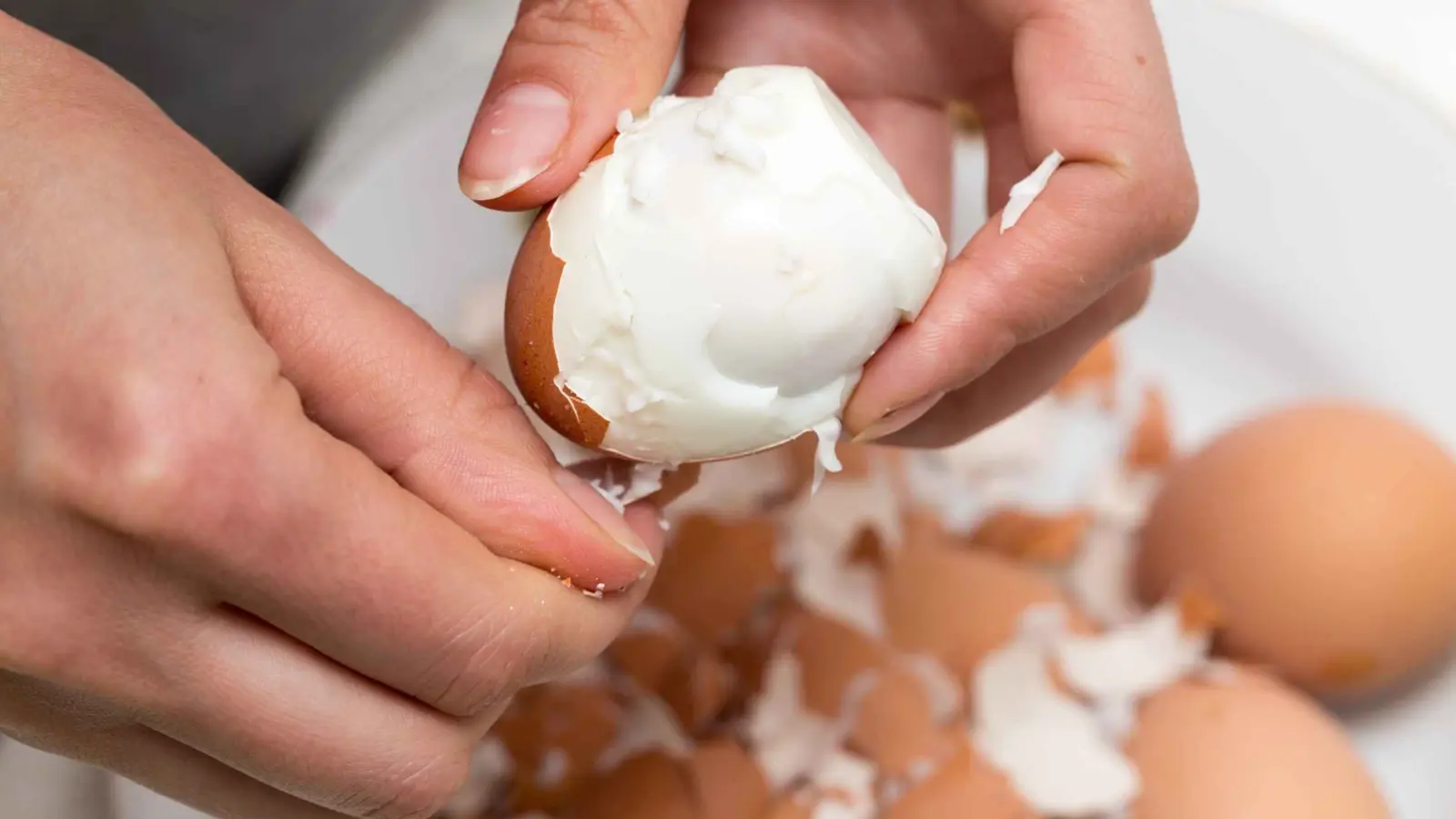 أفضل طريقة لتقشير البيض المسلوق