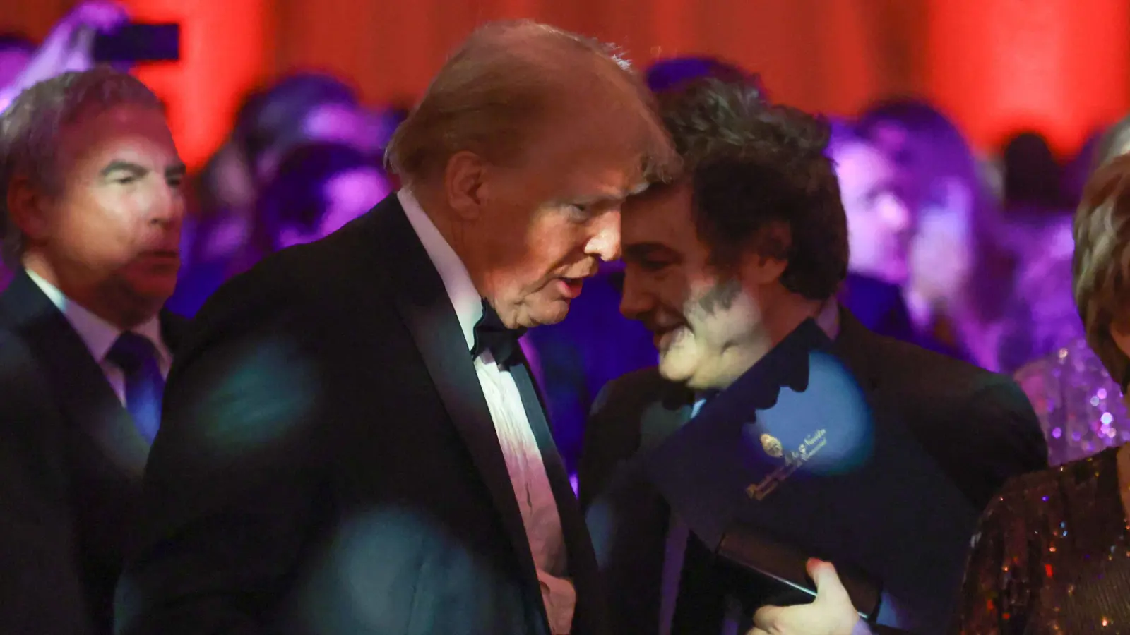 رئيس الأرجنتين يقلّد رقصة ترامب "الشهيرة" (فيديو)