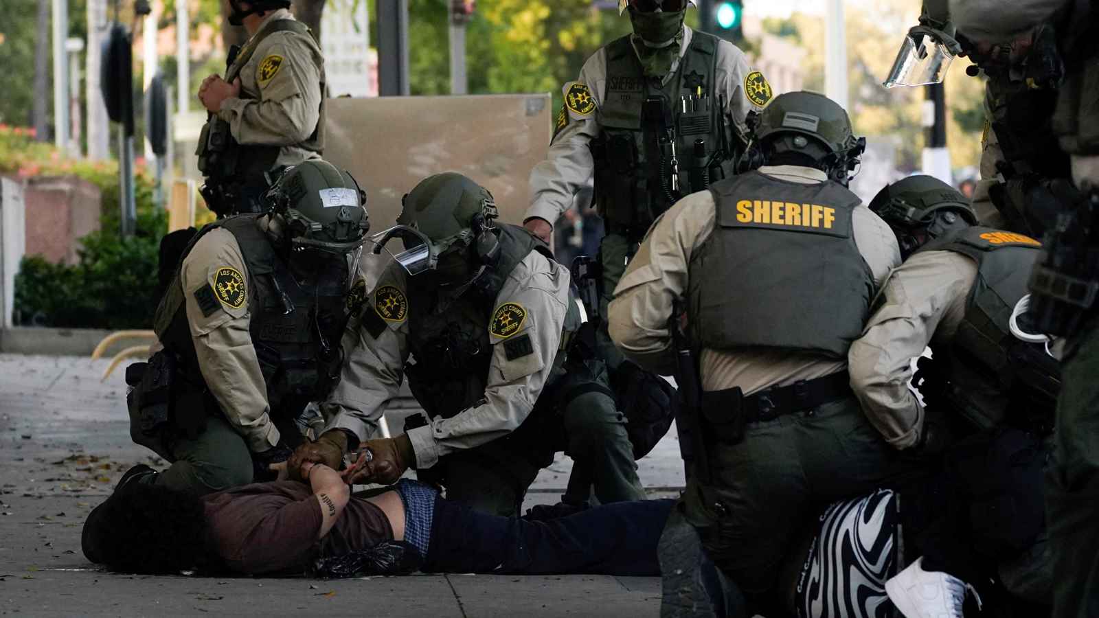 اعتقال عدواني.. عملية توقيف تثير الجدل في لوس أنجلوس (فيديو)