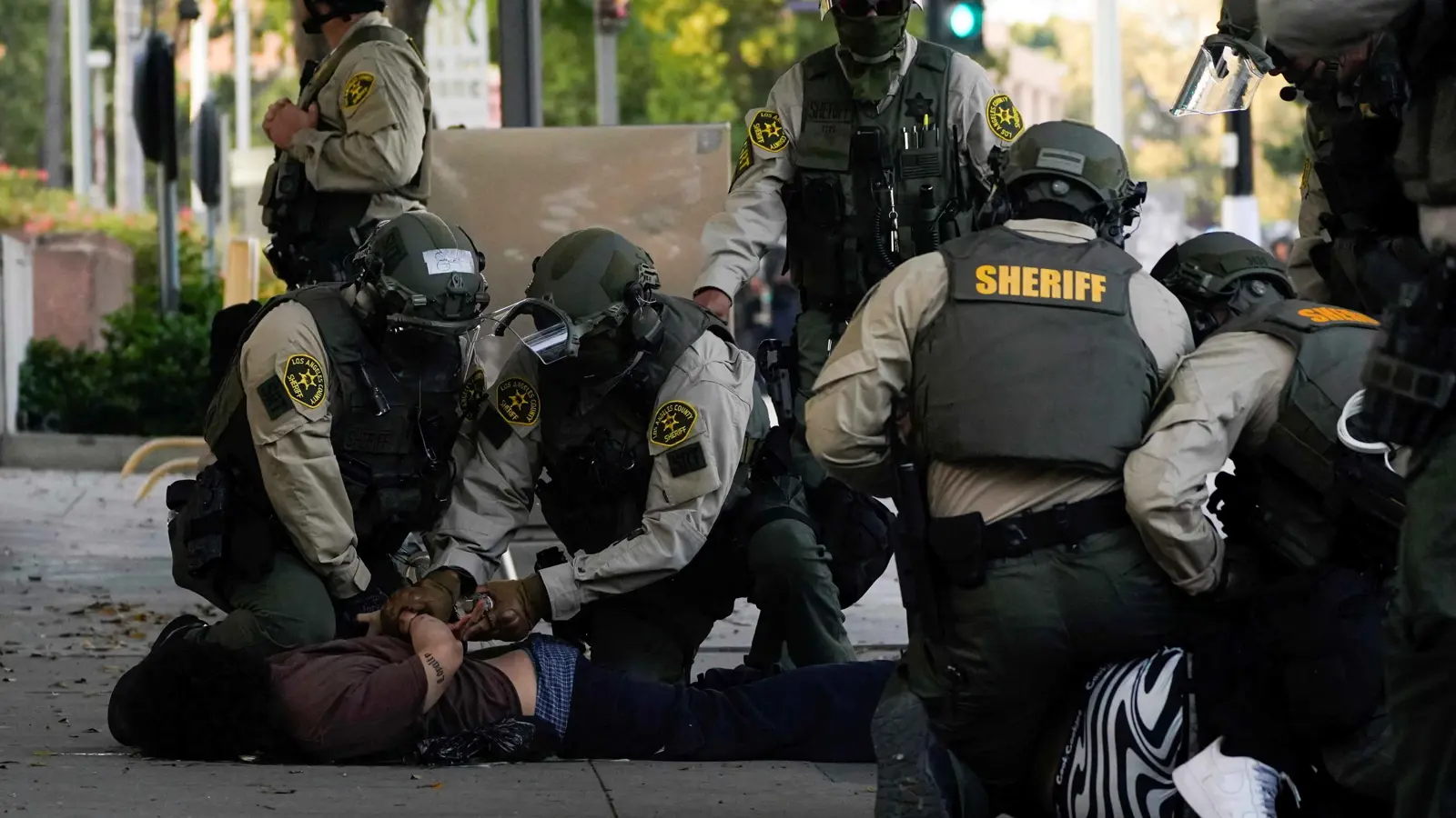 اعتقال عدواني.. عملية توقيف تثير الجدل في لوس أنجلوس (فيديو)