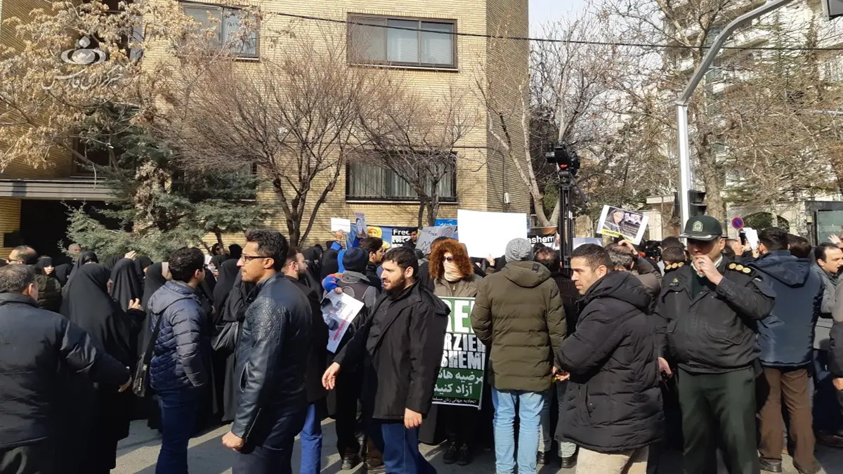 احتجاجًا على اعتقال صحفية إيرانية.. تظاهرة ضد أمريكا أمام السفارة السويسرية في طهران (صور)