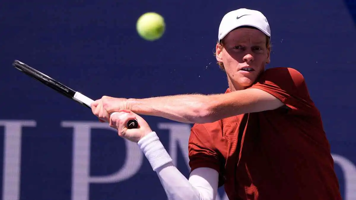 سينر يستهل مشوار الدفاع عن لقب بطولة أمريكا للتنس بالفوز على كوبريفا