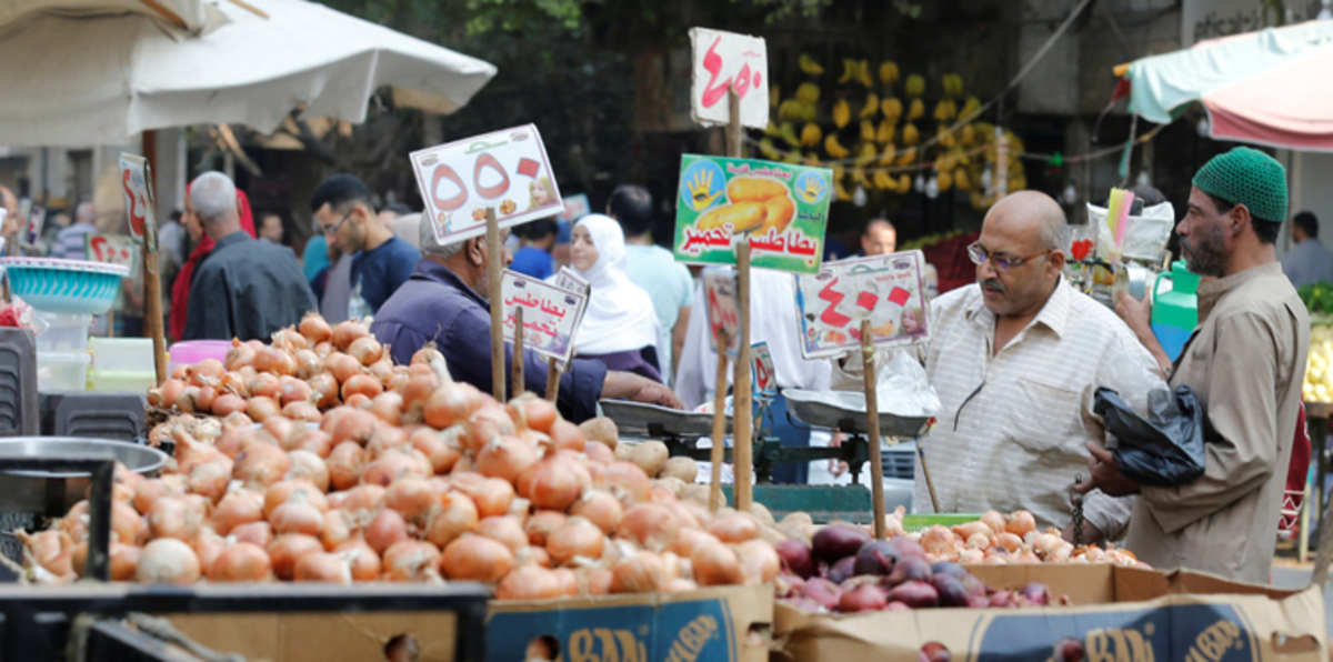 بعد تعويم الجنيه ورفع أسعار المحروقات.. طوارئ حكومية لامتصاص غضب الشارع المصري