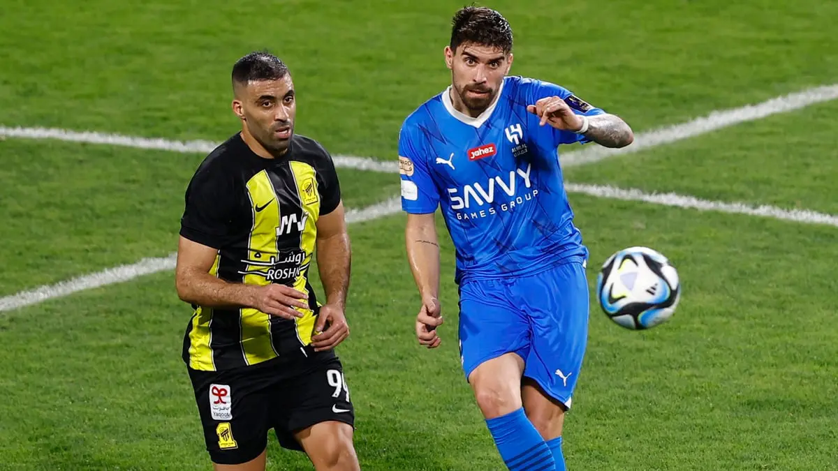 مشجع يضرب عبد الرزاق حمد الله (فيديو)