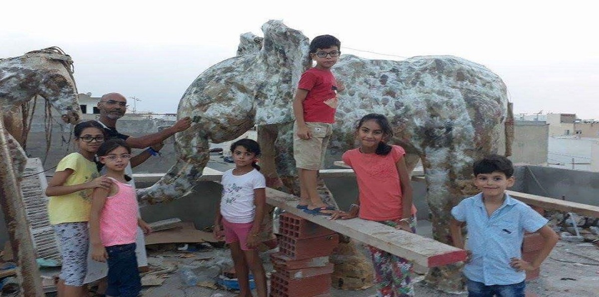 بالصور.. عامل نظافة تونسي يحوّل النفايات إلى "تحف فنية" رائعة