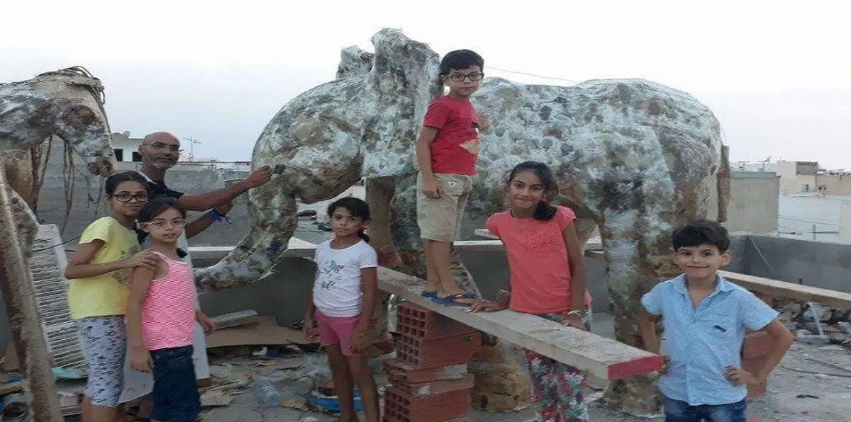 بالصور.. عامل نظافة تونسي يحوّل النفايات إلى "تحف فنية" رائعة