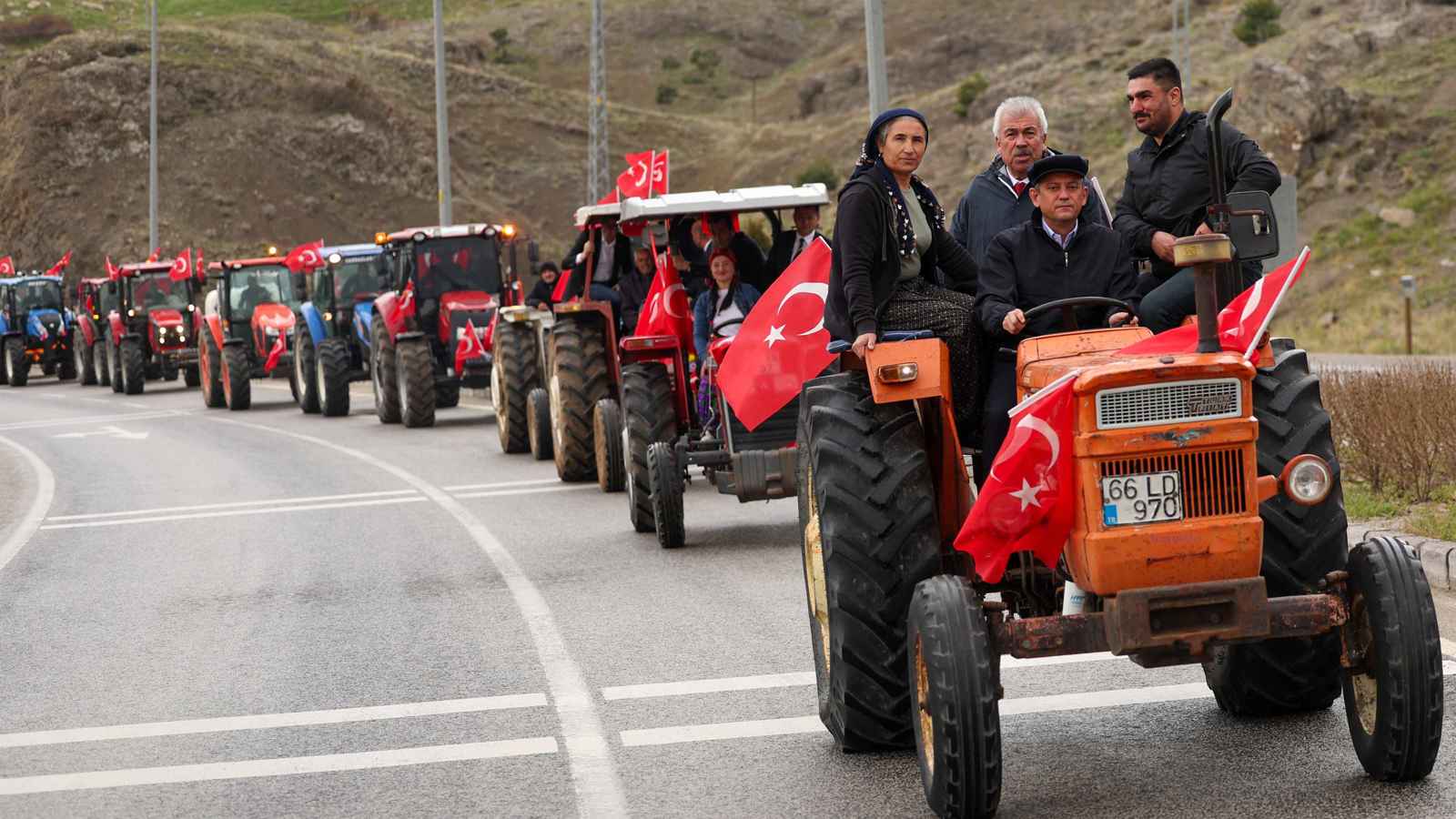 بالجرارات.. مزارعون ينضمون إلى مظاهرات المعارضة في تركيا (فيديو)