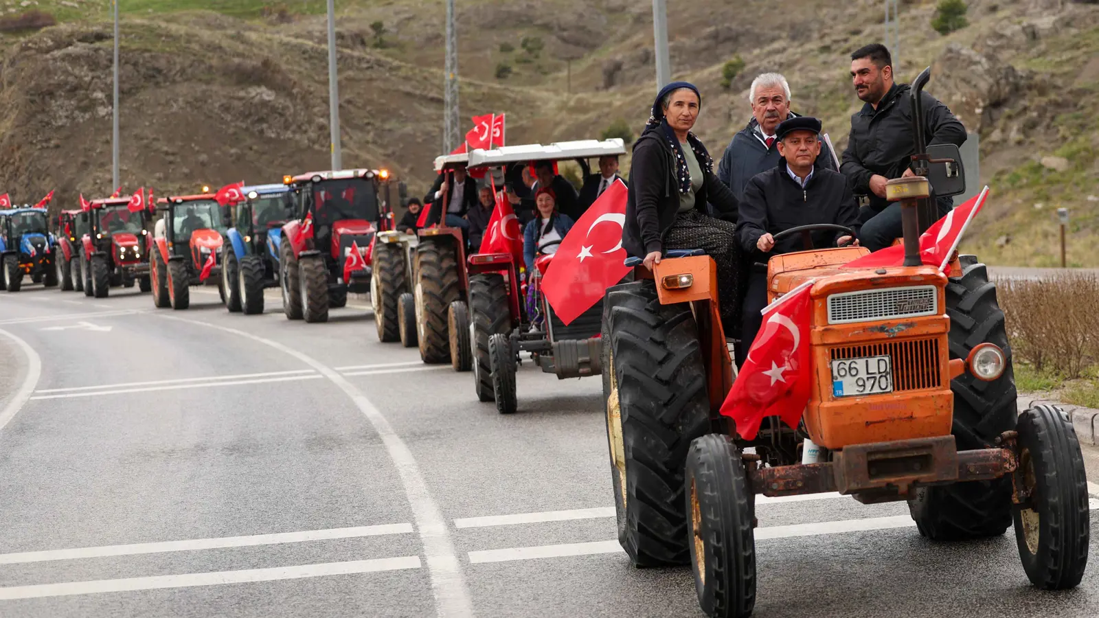 بالجرارات.. مزارعون ينضمون إلى مظاهرات المعارضة في تركيا (فيديو)