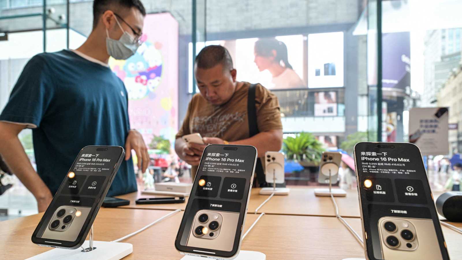 لماذا ترى أبل أن 3 عدسات للكاميرا في آيفون تعادل 8؟