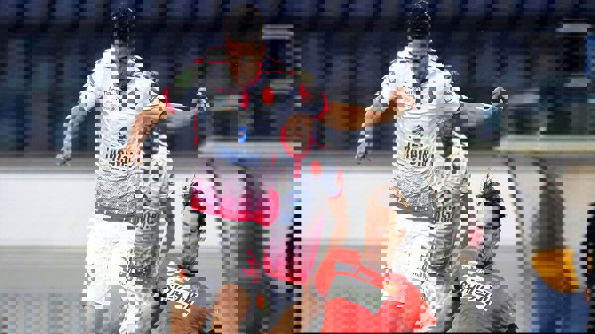 شاهد إصابة مروعة للاعب بديع أووك مهاجم الوداد المغربي (فيديو)