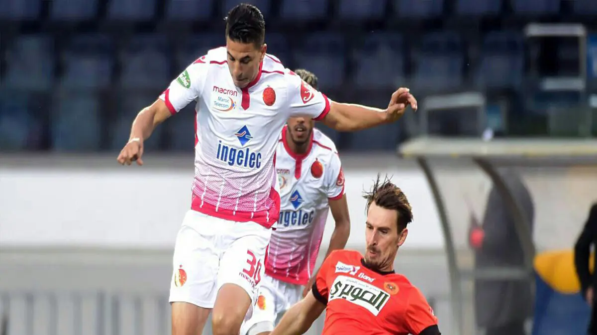 شاهد إصابة مروعة للاعب بديع أووك مهاجم الوداد المغربي (فيديو)