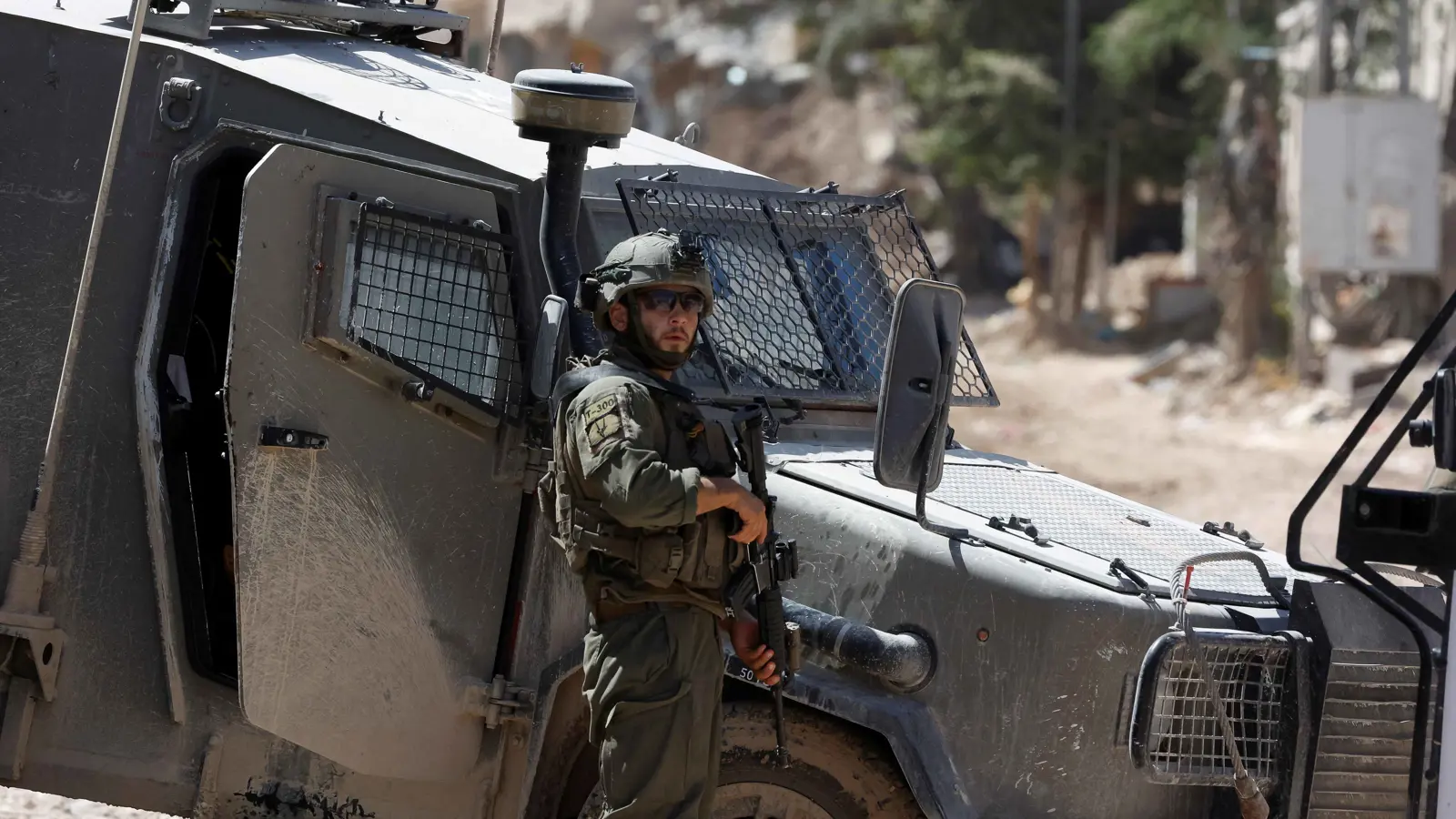 إسرائيل تعلن إصابة ضابطين كبيرين في طولكرم