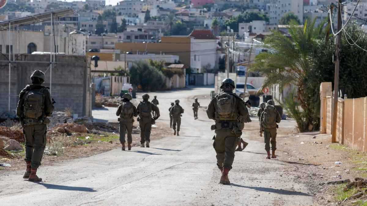 وسط فرض حظر للتجول.. الجيش الإسرائيلي ينفذ اقتحامات واسعة في الضفة الغربية