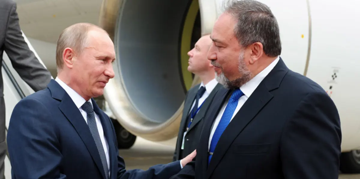 هل ينجح "العميل" ليبرمان في استمالة الروس ضد إيران؟