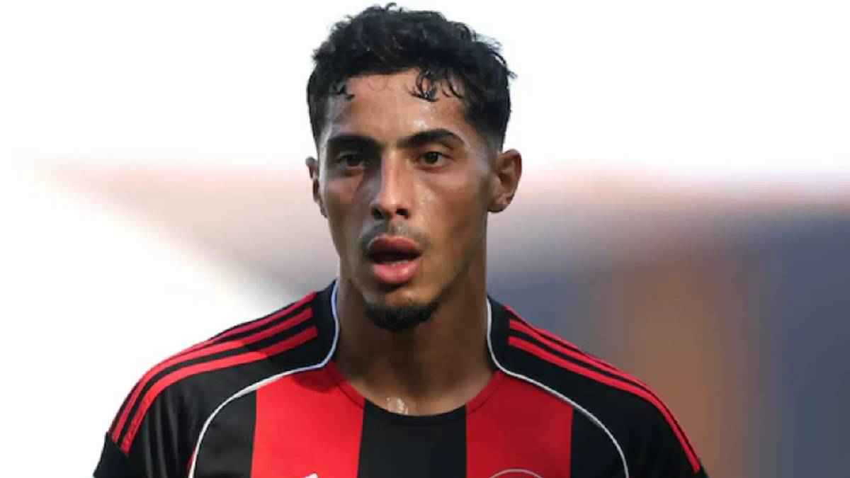 بعد تلقيه 6 عروض.. آنتراخت فرانكفورت يحدد مطالبه لبيع الجزائري فارس شعيبي 