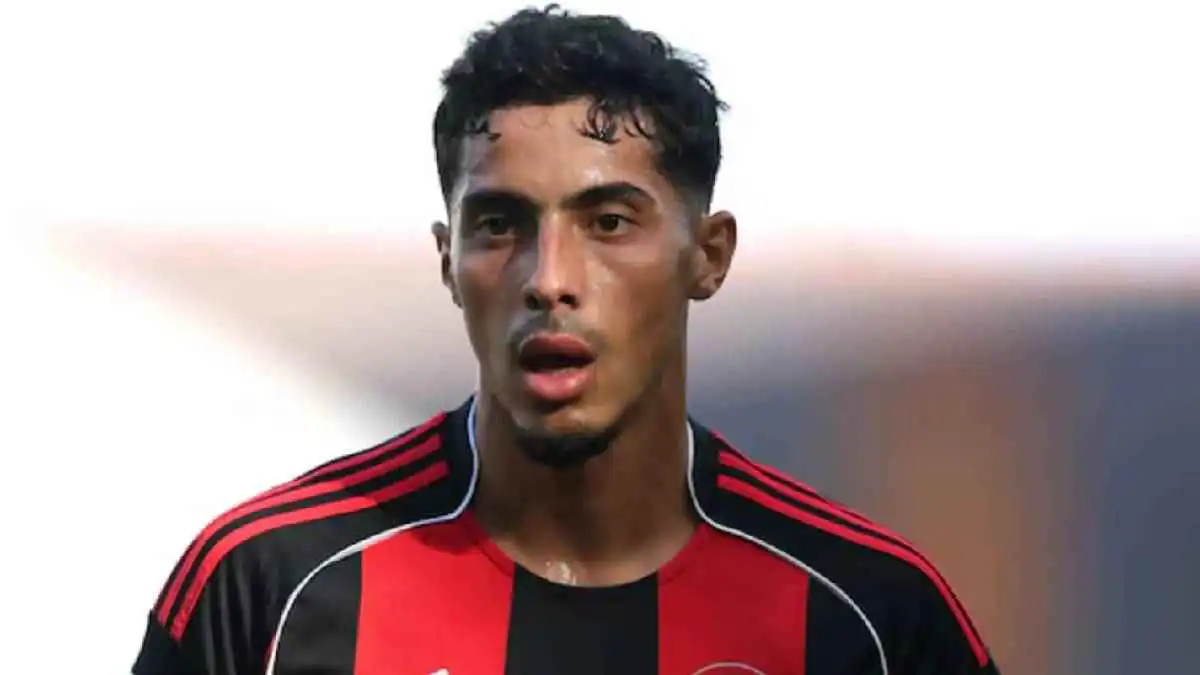 بعد تلقيه 6 عروض.. آنتراخت فرانكفورت يحدد مطالبه لبيع الجزائري فارس شعيبي