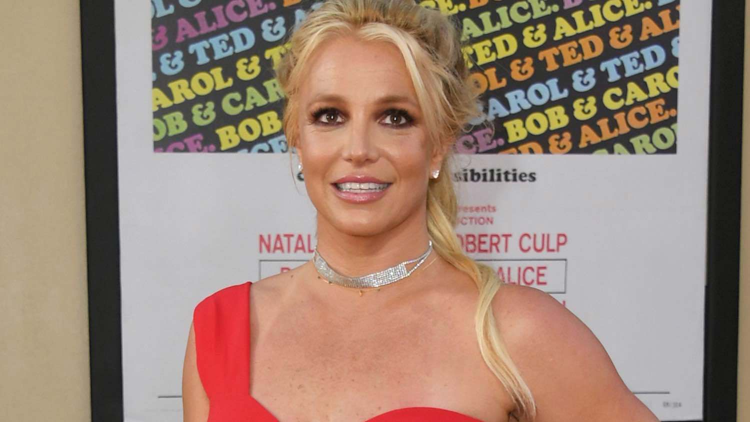 "سقطت من الدرج"... بريتني سبيرز تصدم متابعيها بإصابة جديدة (صور)