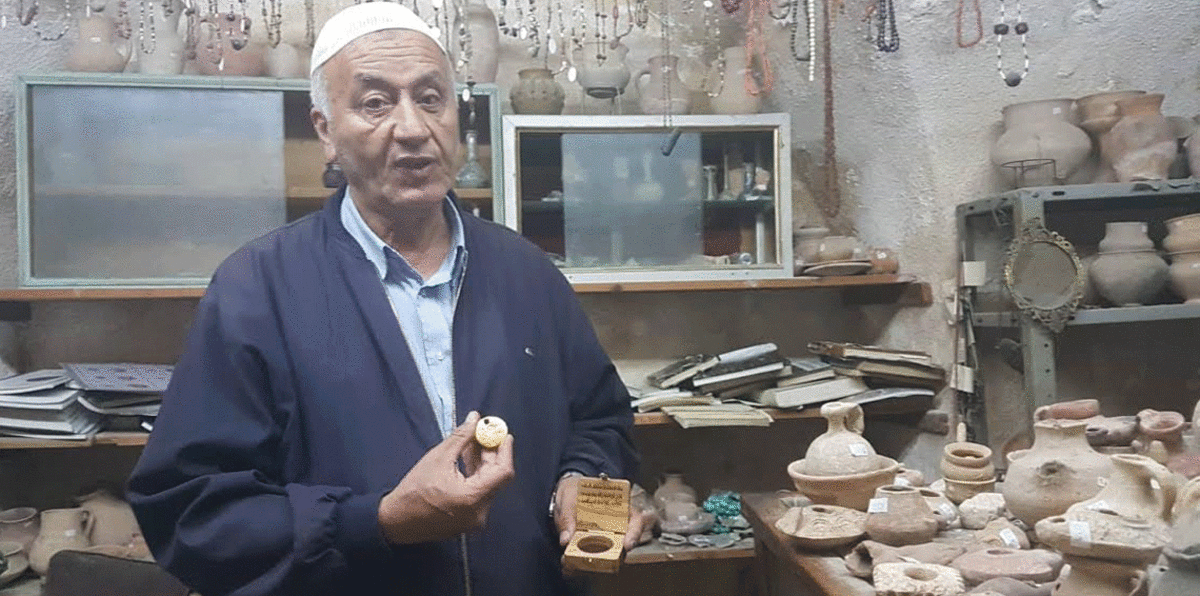 مسن فلسطيني يحفظ 10 آلاف قطعة أثرية بمتحفه في القدس (صور)