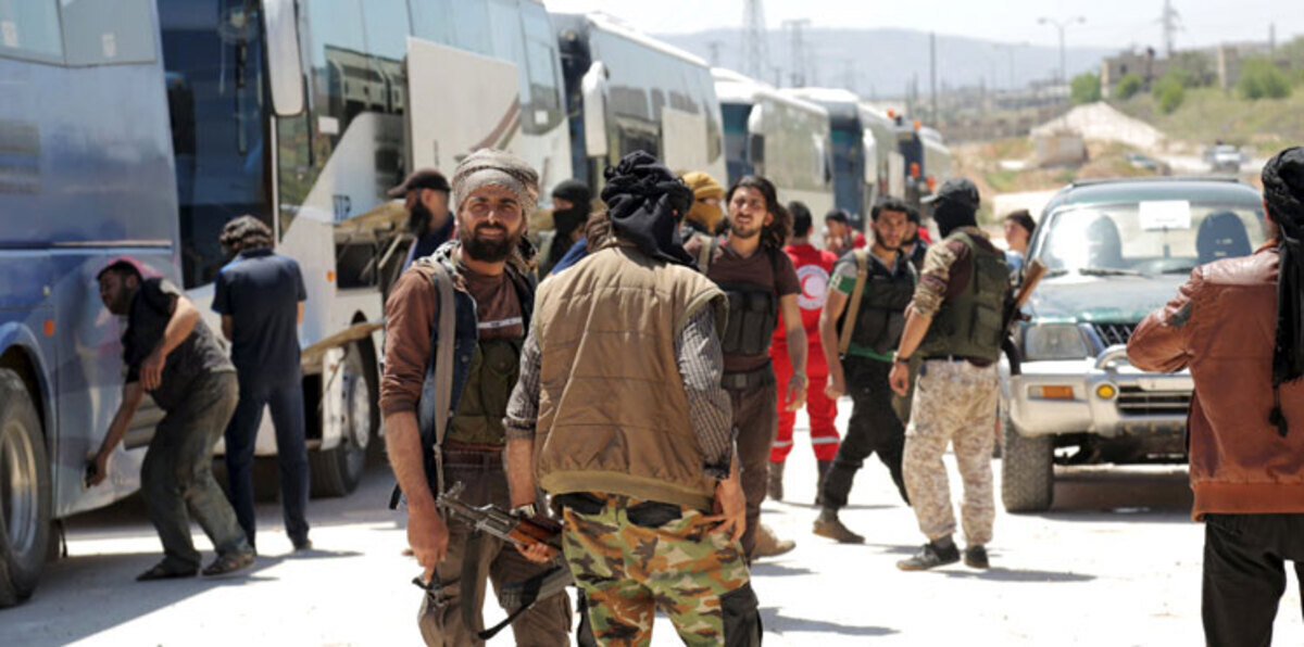 إجلاء عائلات بلدتين سوريتين تحاصرهما قوات النظام والمعارضة