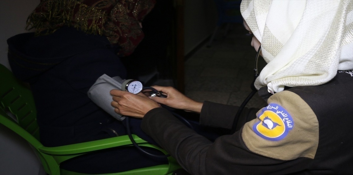 سيدات "القبعات البيضاء"..أمل الناجيات من الموت في سوريا (صور)