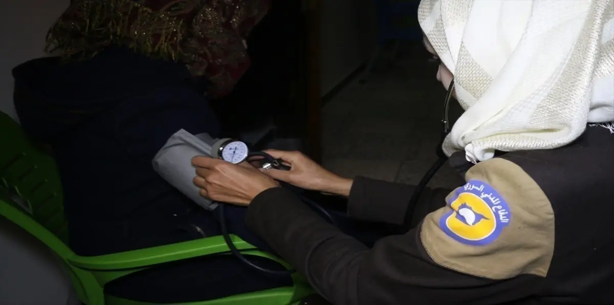 سيدات "القبعات البيضاء"..أمل الناجيات من الموت في سوريا (صور)