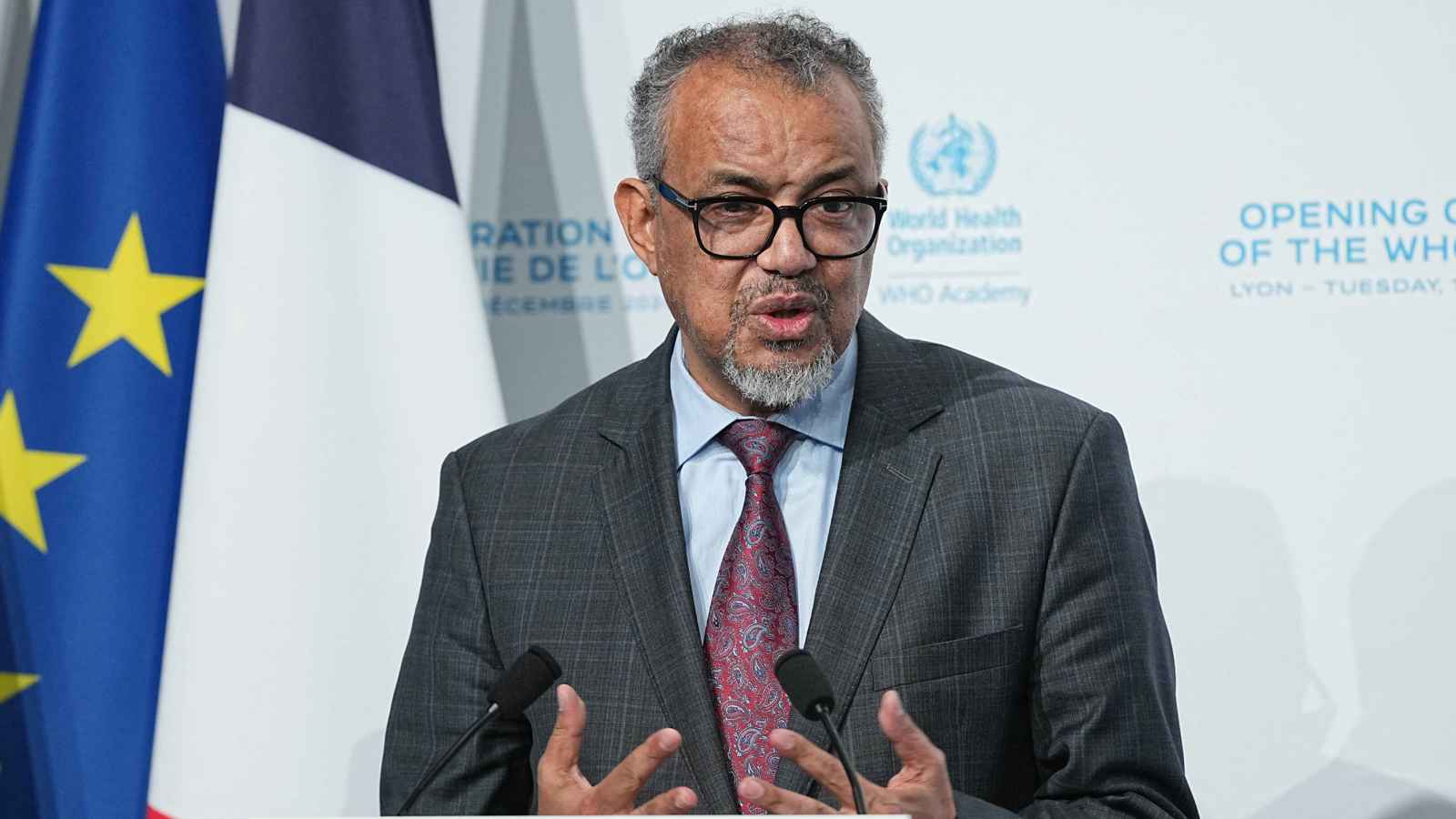 مدير "الصحة العالمية" يروي "محنة" مطار صنعاء لحظة الغارات الجوية