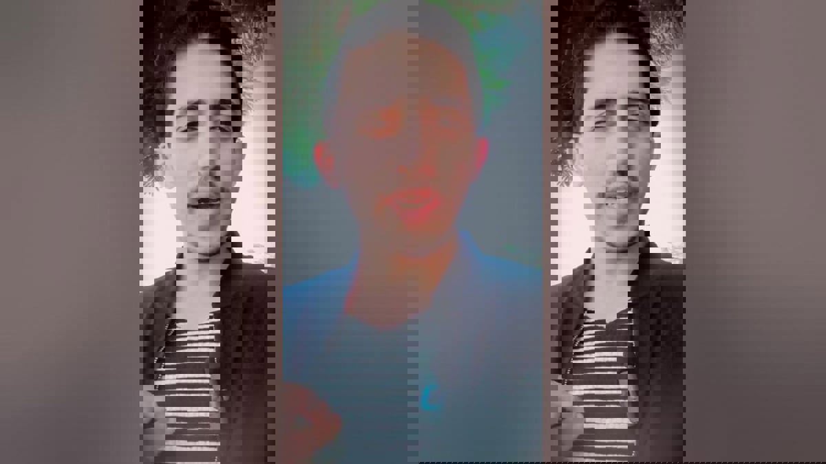 شاعر يمني يُبهر رواد مواقع التواصل بقصيدة "من أنا"