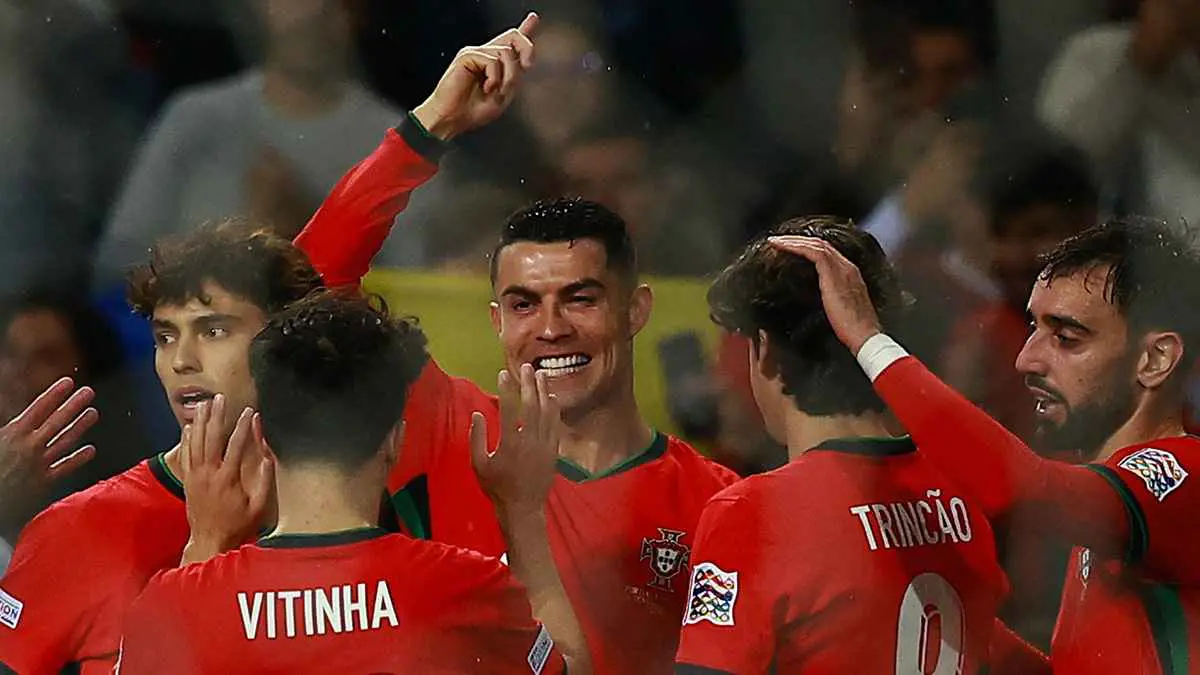 احتضنهم واحتفل معهم.. تصرف رائع من رونالدو تجاه أطفال جمع الكرات (فيديو)