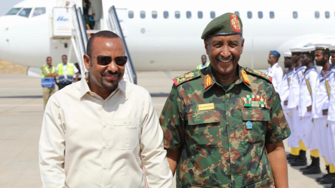 في أول زيارة منذ الحرب.. آبي أحمد يجري مباحثات في السودان