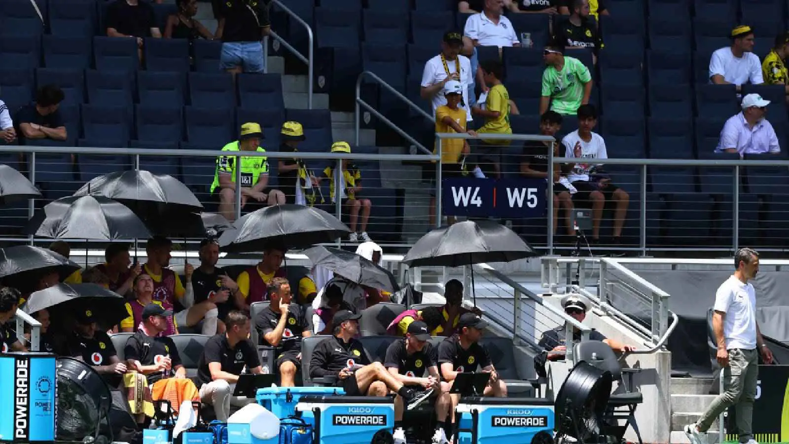 لم تحدث من قبل.. لماذا جلس بدلاء دورتموند في غرفة الملابس أمام صن داونز؟ (صور)