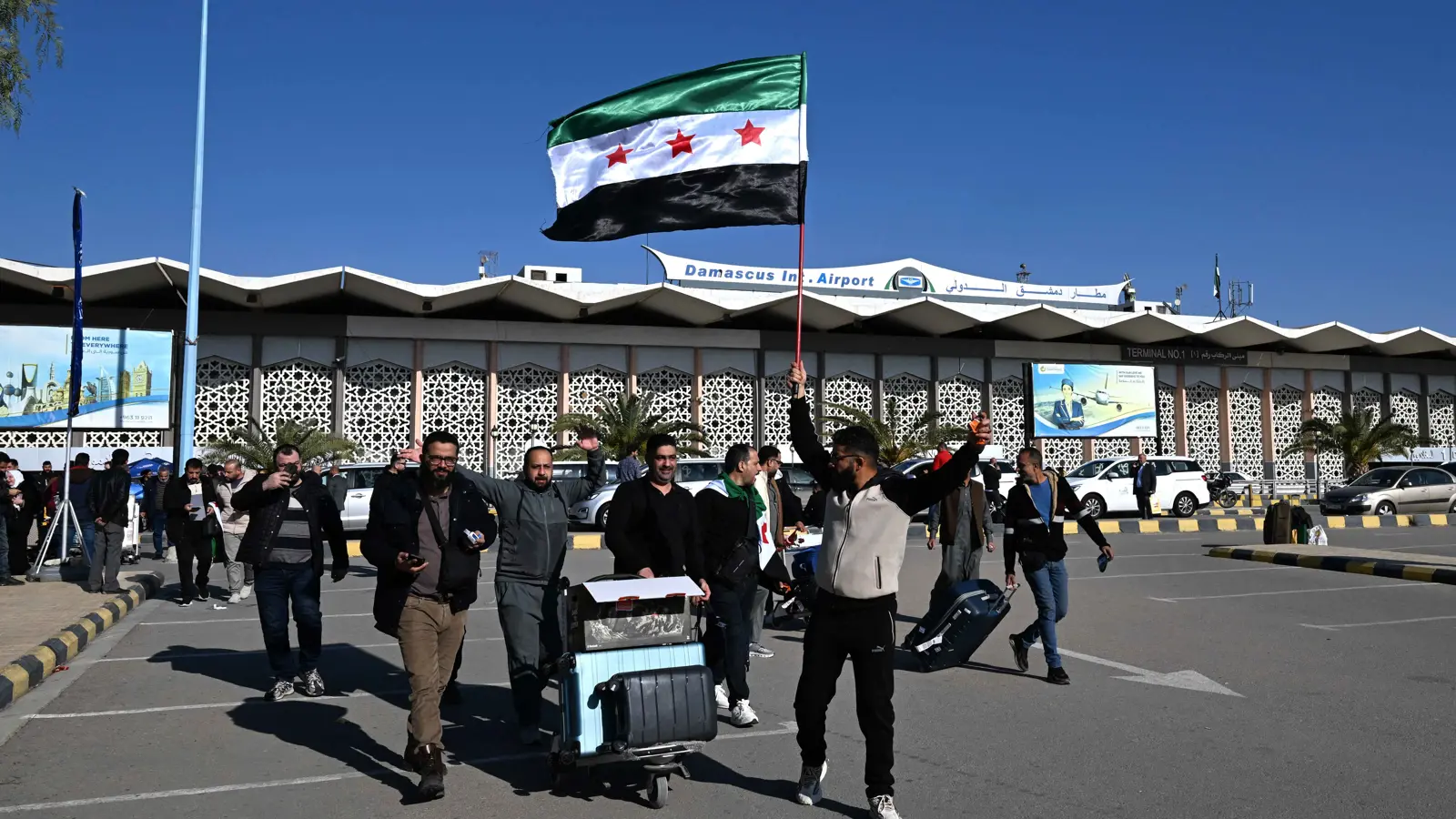 بعد رفع العقوبات.. كيف تستعيد الحكومة مكانة جواز السفر السوري؟