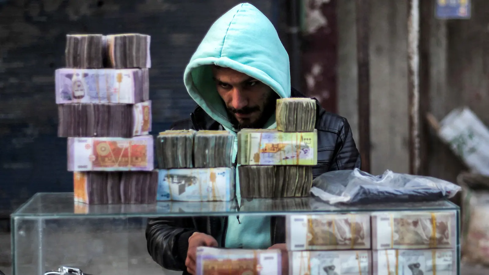 سوريا تتسلم من روسيا مبلغا غير معلن بالليرة