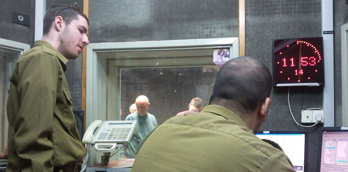 إذاعة الجيش الإسرائيلي تفصل مذيعًا بسبب تعاطفه مع الفلسطينيين