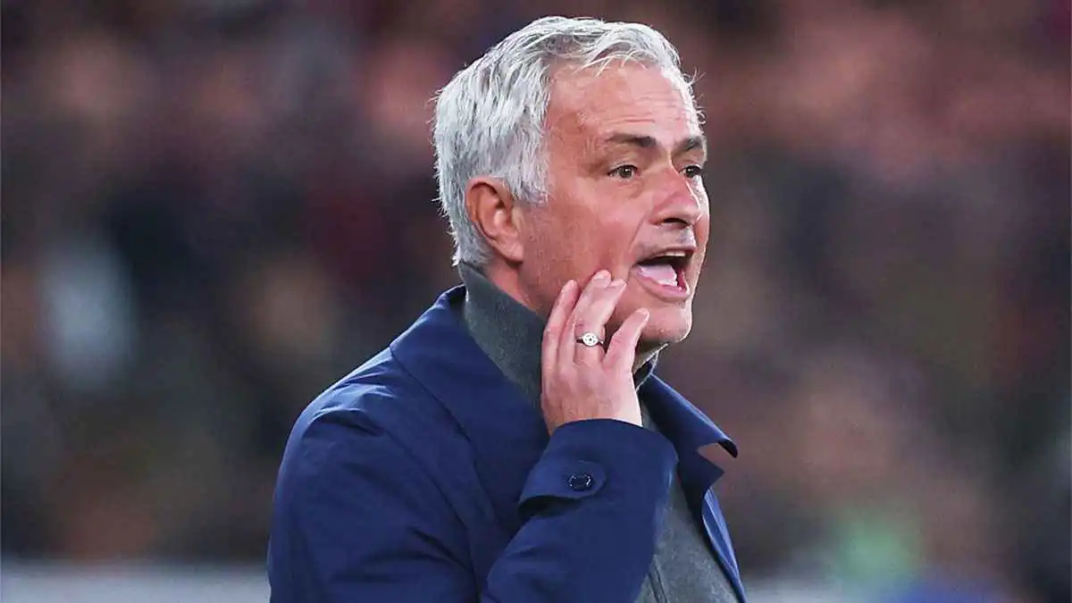 لم يدخل الملعب.. كيف أدار مورينيو مباراة ريال مدريد وبنفيكا؟ (فيديو)