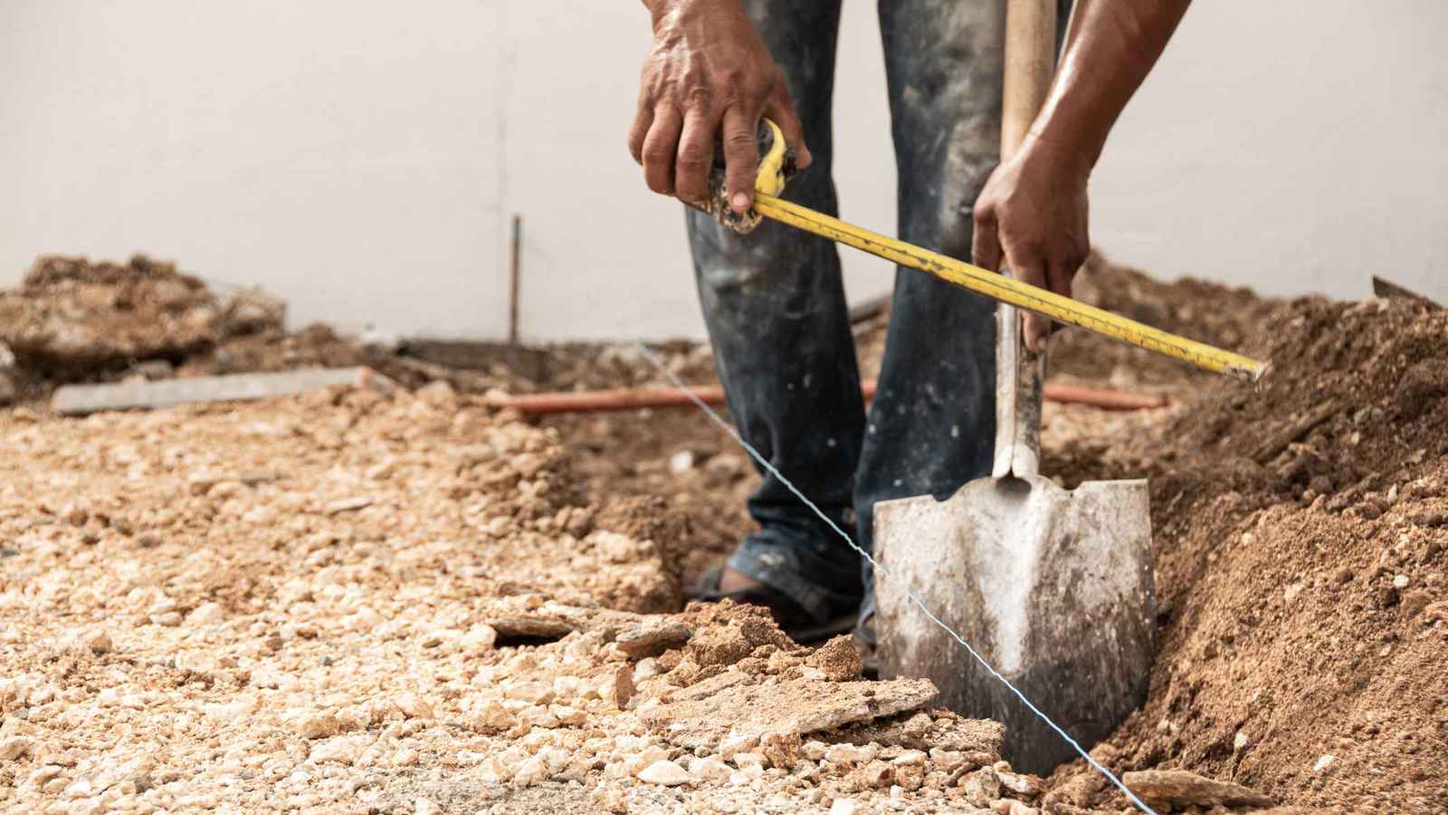 بعد حلم راوده.. تركي يحفر قبره بيديه ويتمدد داخله (صورة)