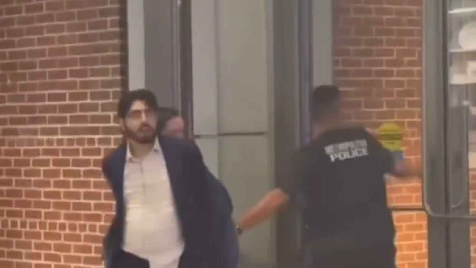 لحظة اعتقال المشتبه به بتنفيذ هجوم واشنطن (فيديو)