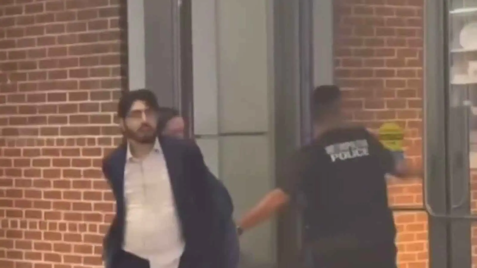 لحظة اعتقال المشتبه به بتنفيذ هجوم واشنطن (فيديو)