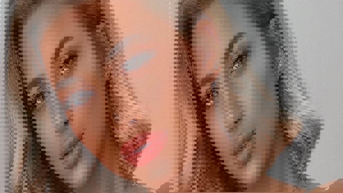 مودل روز تنشر وثيقة تثبت أصولها السعودية وتسخر من طليقها