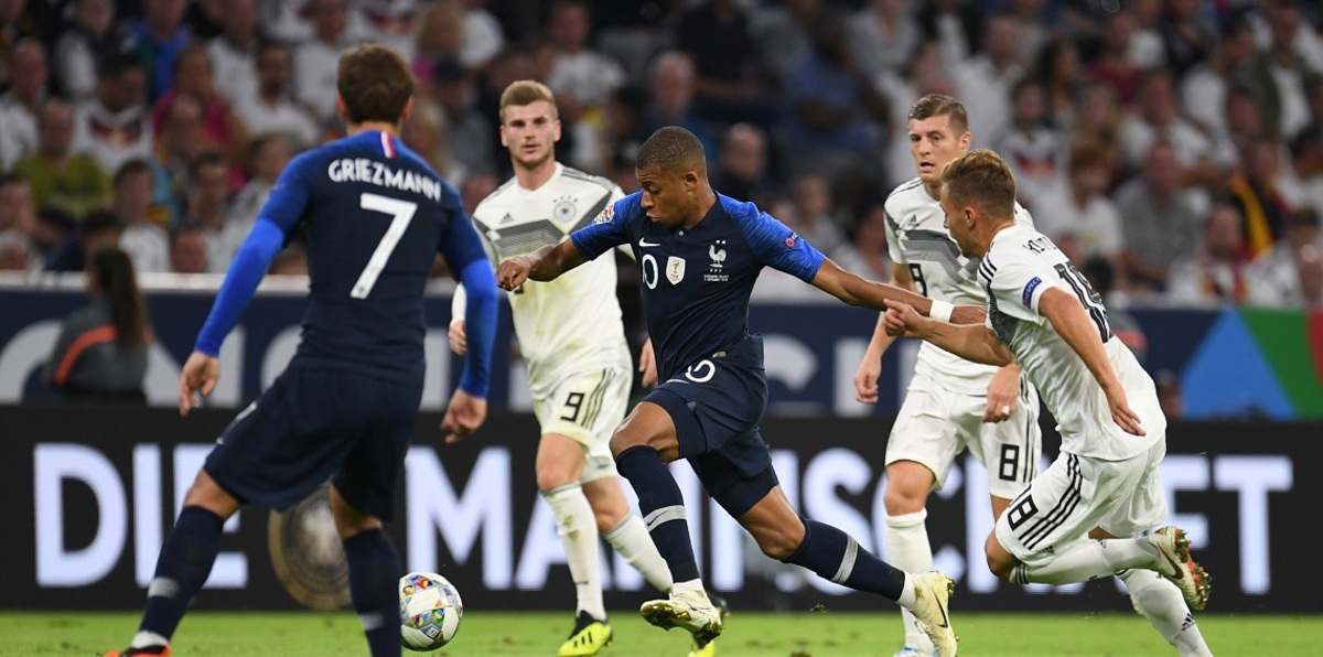 مباراة فرنسا ضد ألمانيا.. هل يفجّر الديوك أزمة جديدة في وجه لوف؟