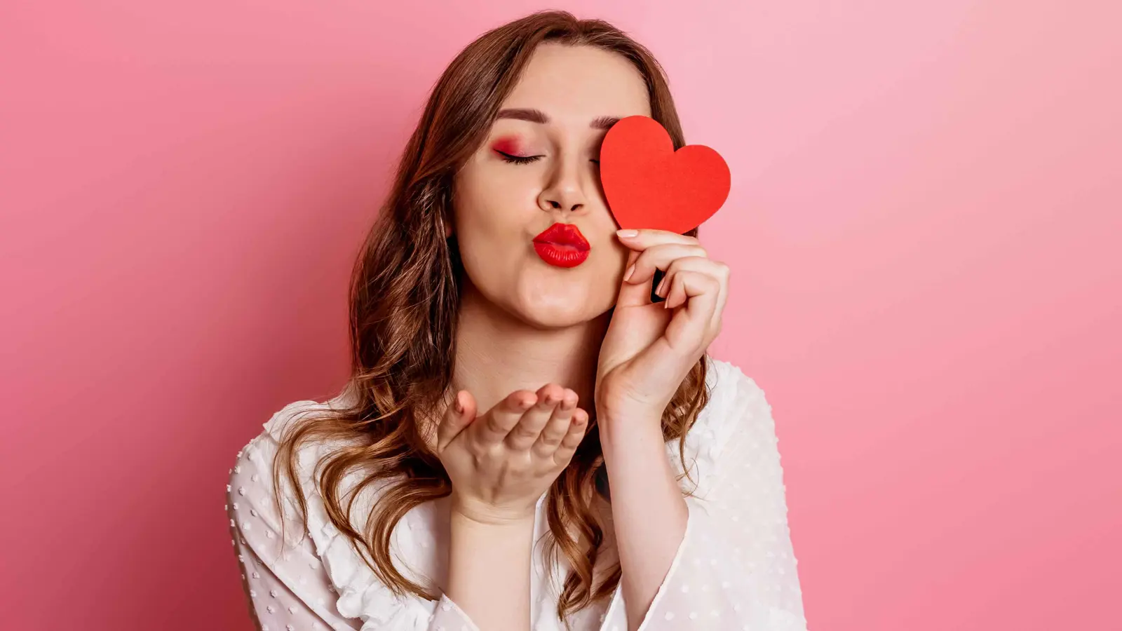 "قُبلة قد تقتلها".. شابة تعاني من متلازمة خطيرة ونادرة (صور)