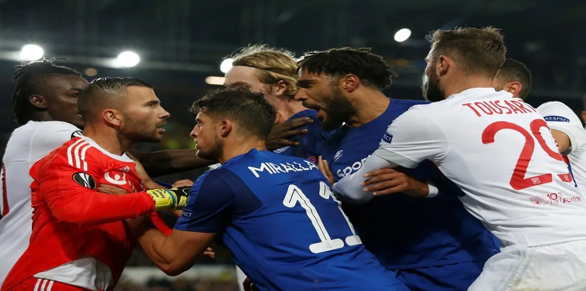 عقب المشاجرة مع لاعبي ليون.. فتح تحقيق ضد إيفرتون الإنجليزي