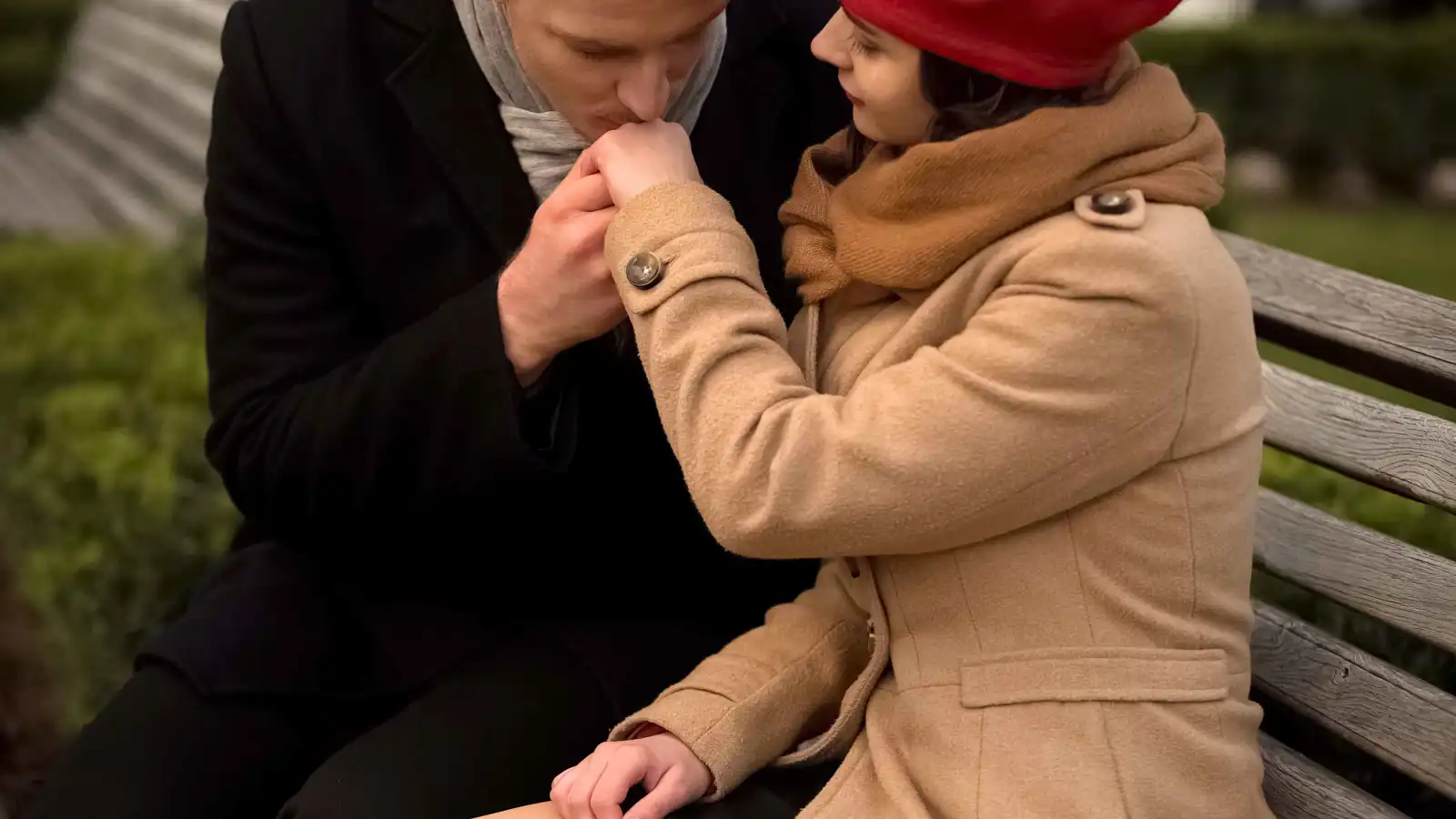 حكم يثير الجدل.. قبلة يد تتحول إلى جريمة في إسبانيا