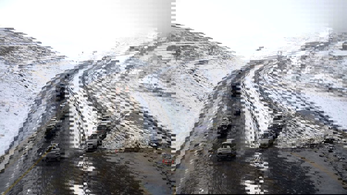 الجزائر.. ثلوج وسيول تلغي رحلات جوية وتقطع طرقات
