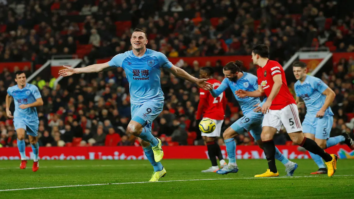 مانشستر يونايتد يسقط أمام بيرنلي ويتراجع في ترتيب الدوري الإنجليزي وتوتنهام يعود للانتصارات (فيديو)