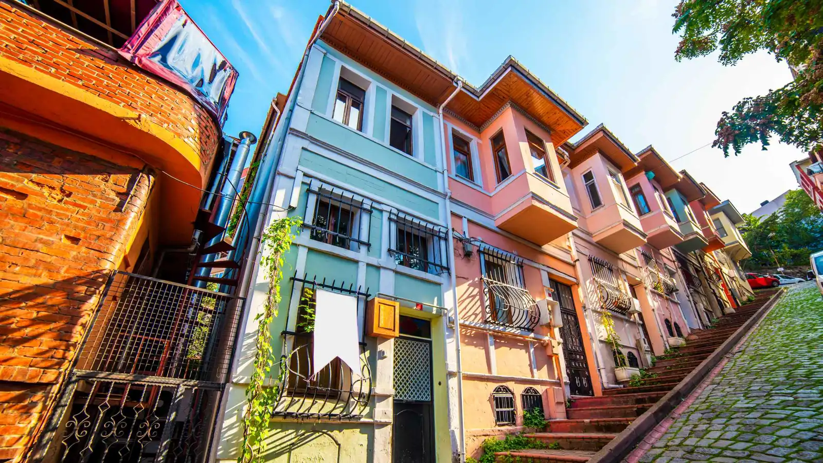 بلاط.. كيف أصبح الحي المحافظ وجهة مفضلة لسياح إسطنبول؟